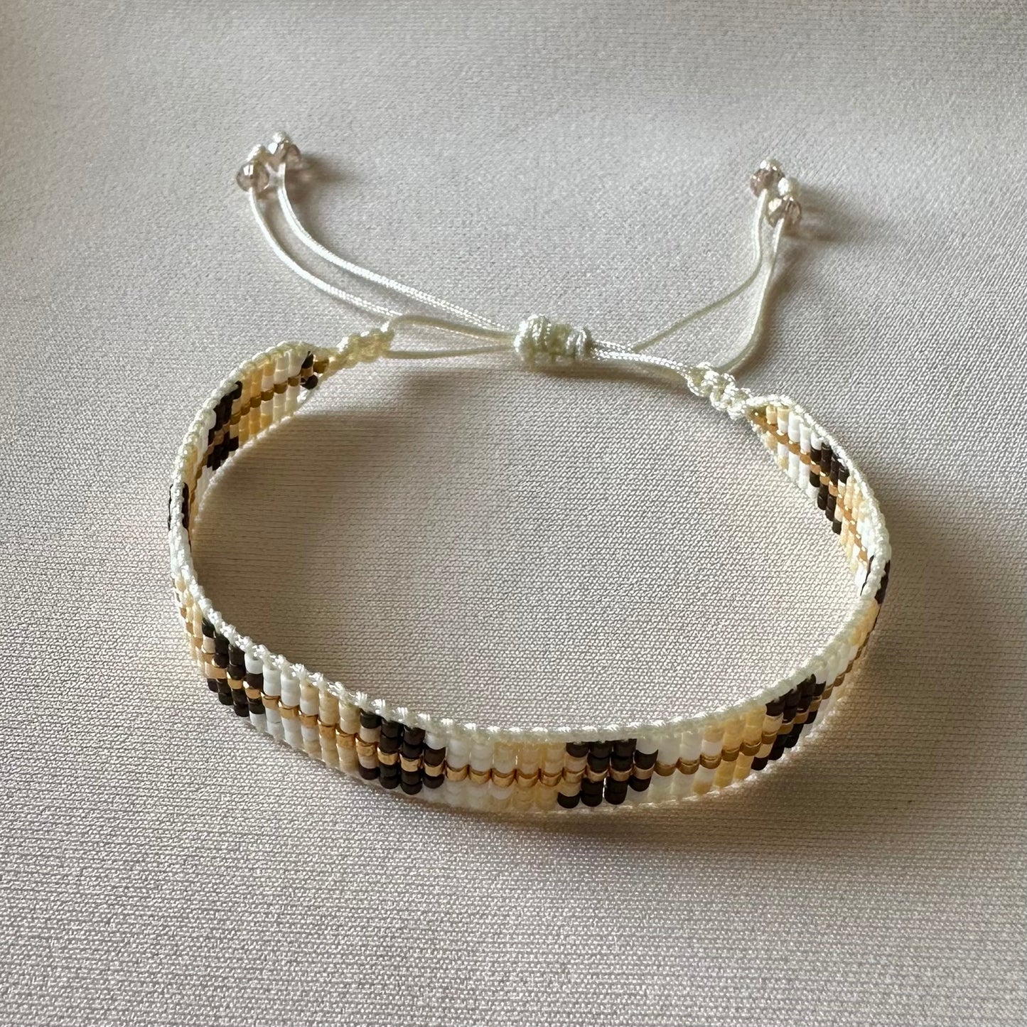 PULSERA MARRÓN CON DORADO