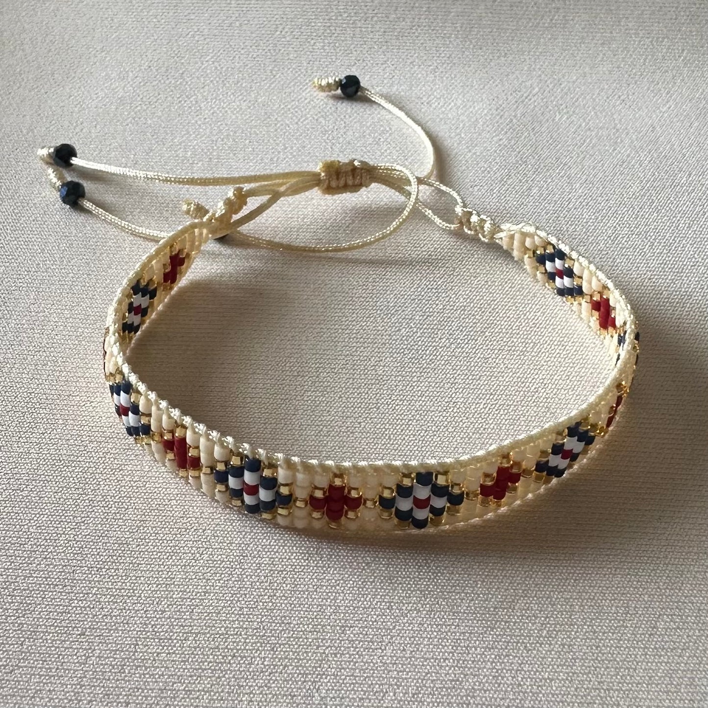 PULSERA AZUL, ROJO Y BEIGE