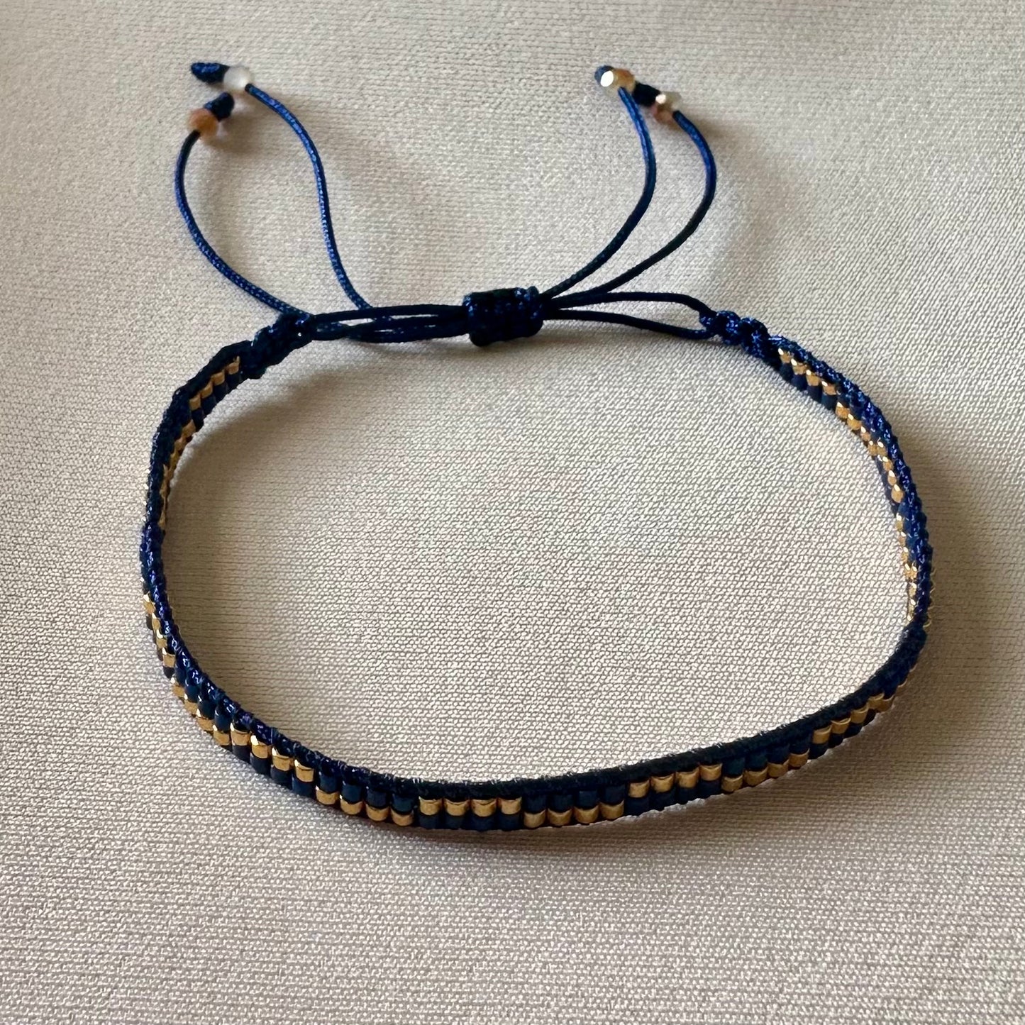 PULSERA AZUL MARINO Y DORADO