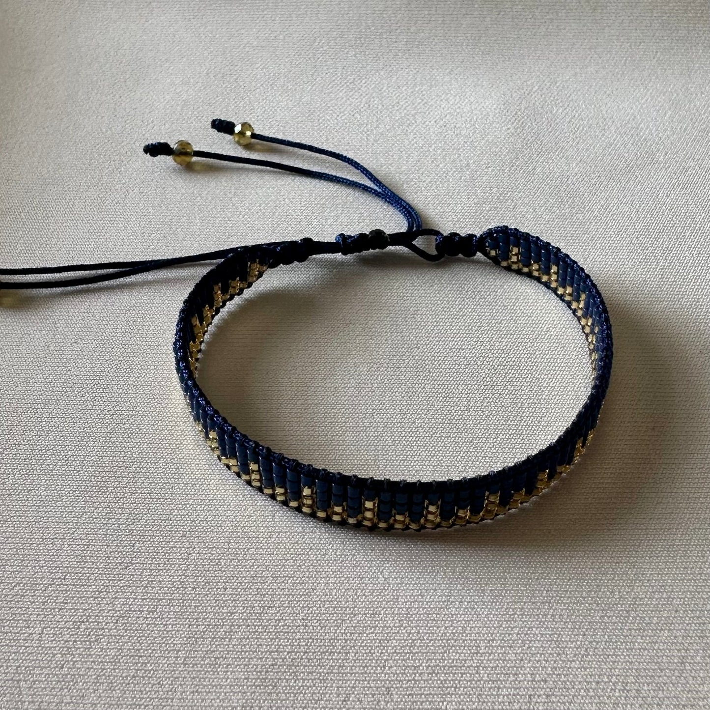 PULSERA REGLA AZUL MARINO CON DORADO