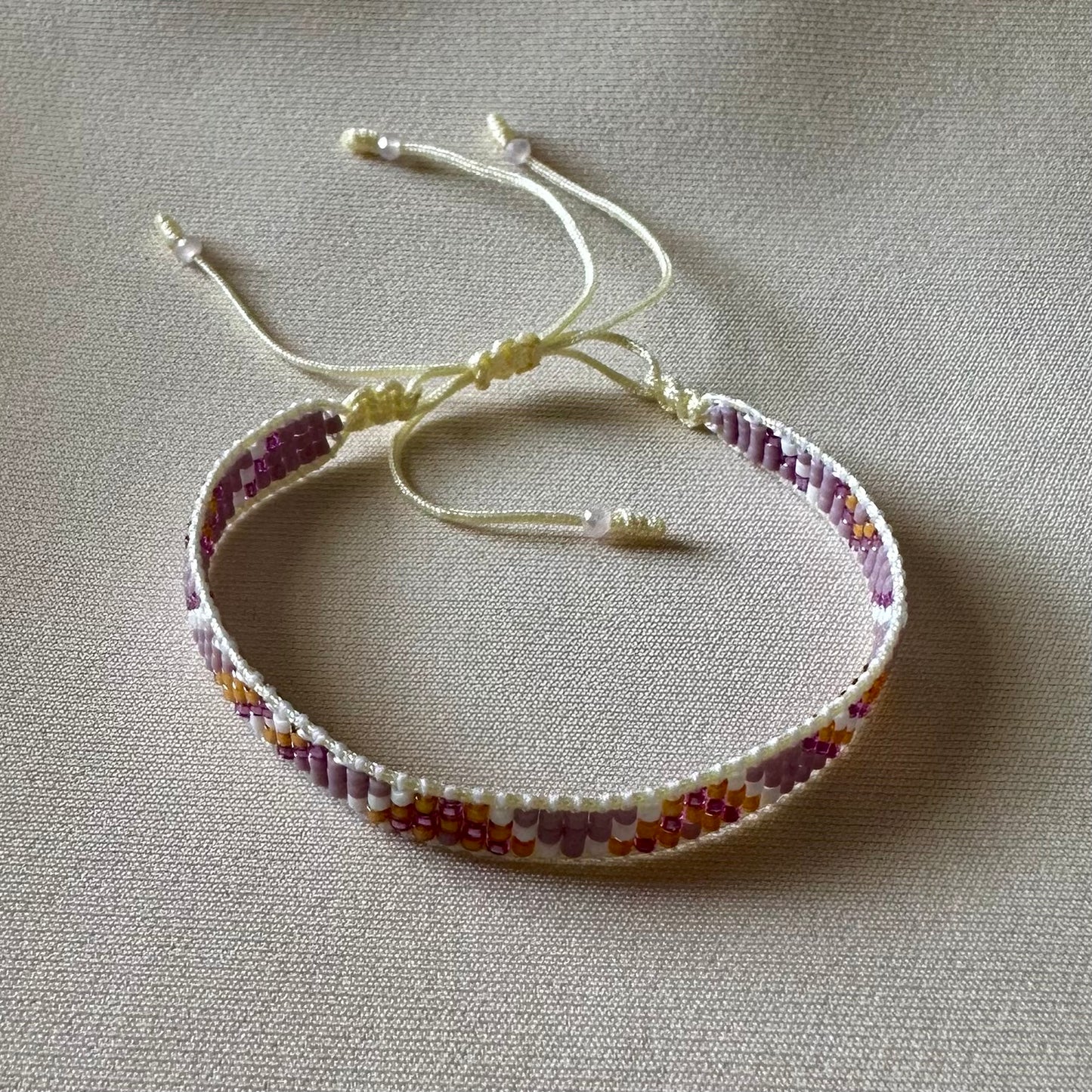 PULSERA MORADO Y MOSTAZA