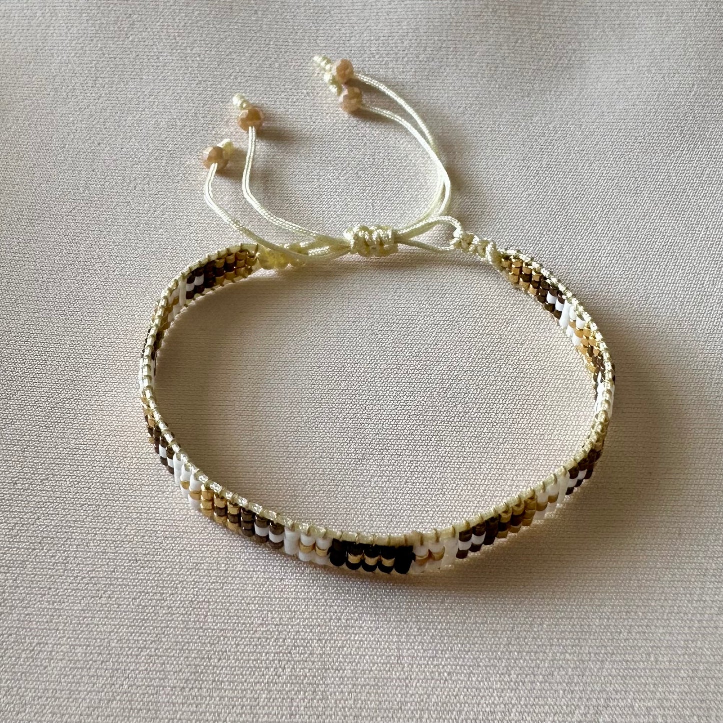 PULSERA MARRÓN, DORADO Y BLANCO