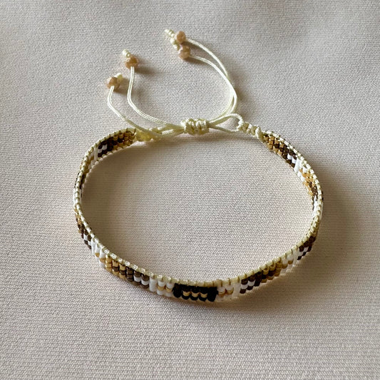 PULSERA MARRÓN, DORADO Y BLANCO