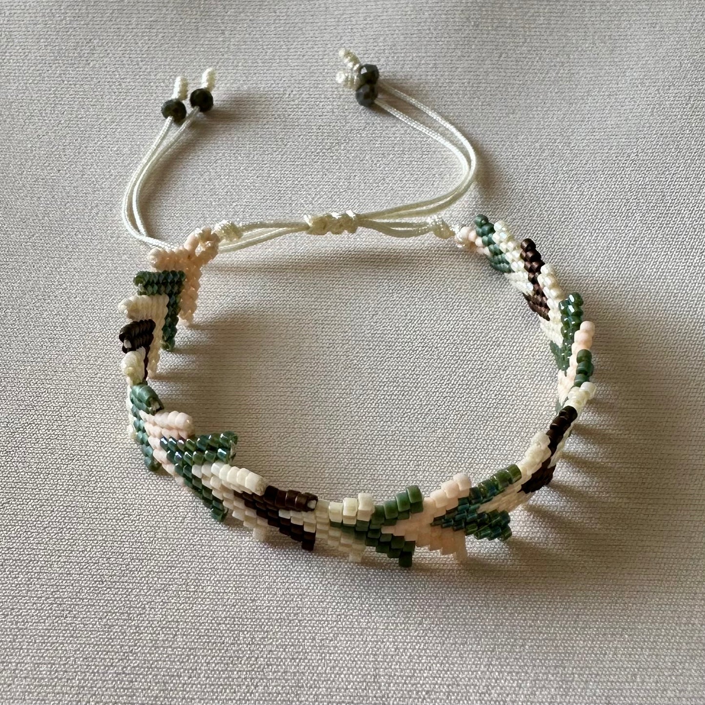 PULSERA TRIÁNGULOS MARRÓN Y VERDE MILITAR