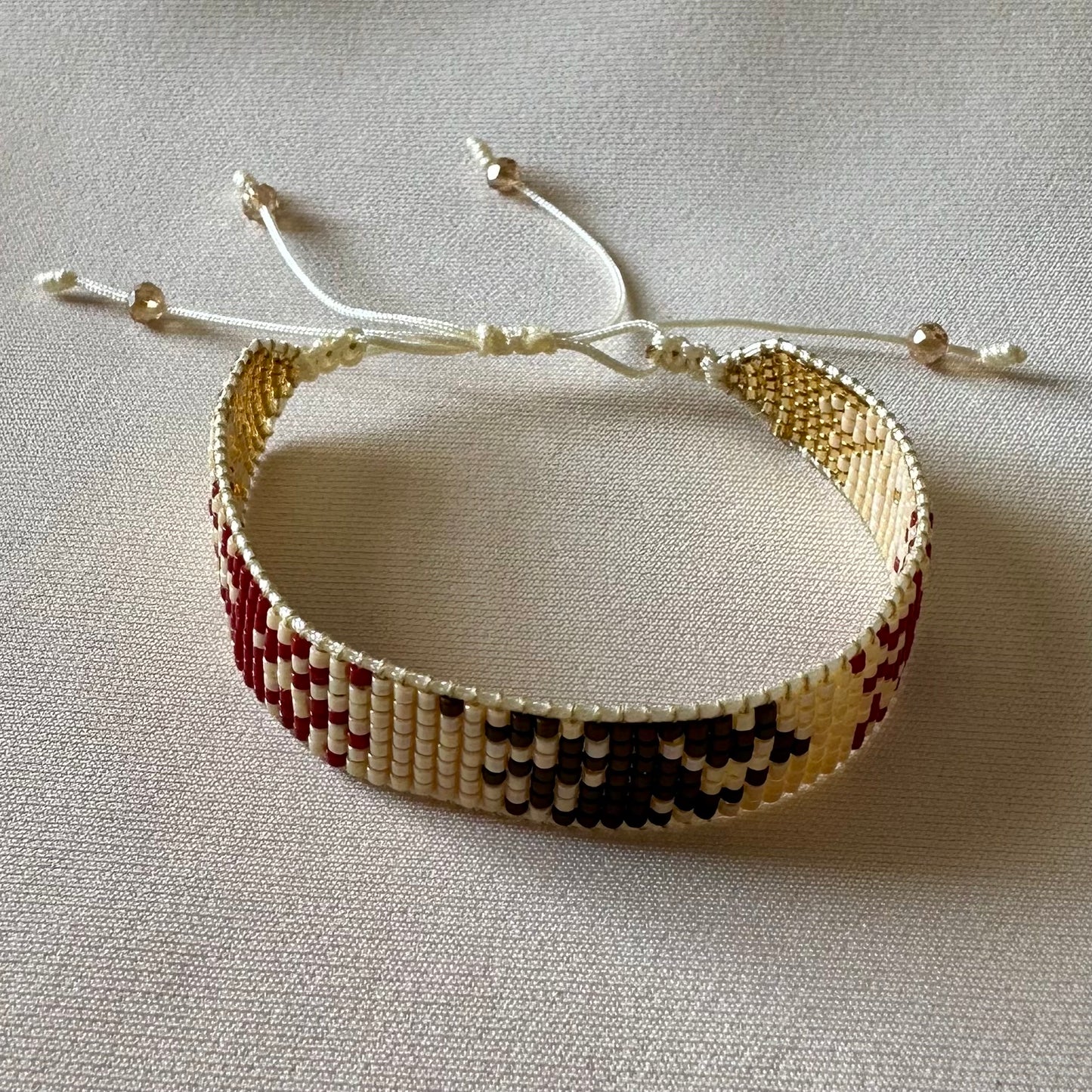 PULSERA GUINDA CON MARRÓN Y BEIGE