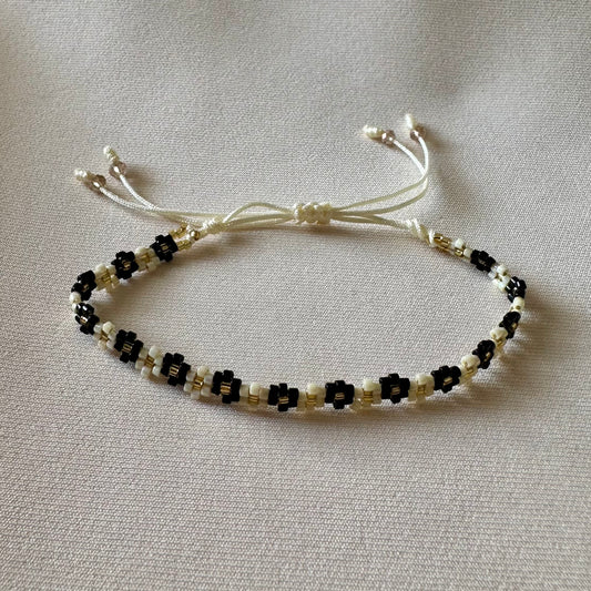 PULSERA FLORES BLANCO Y NEGRO