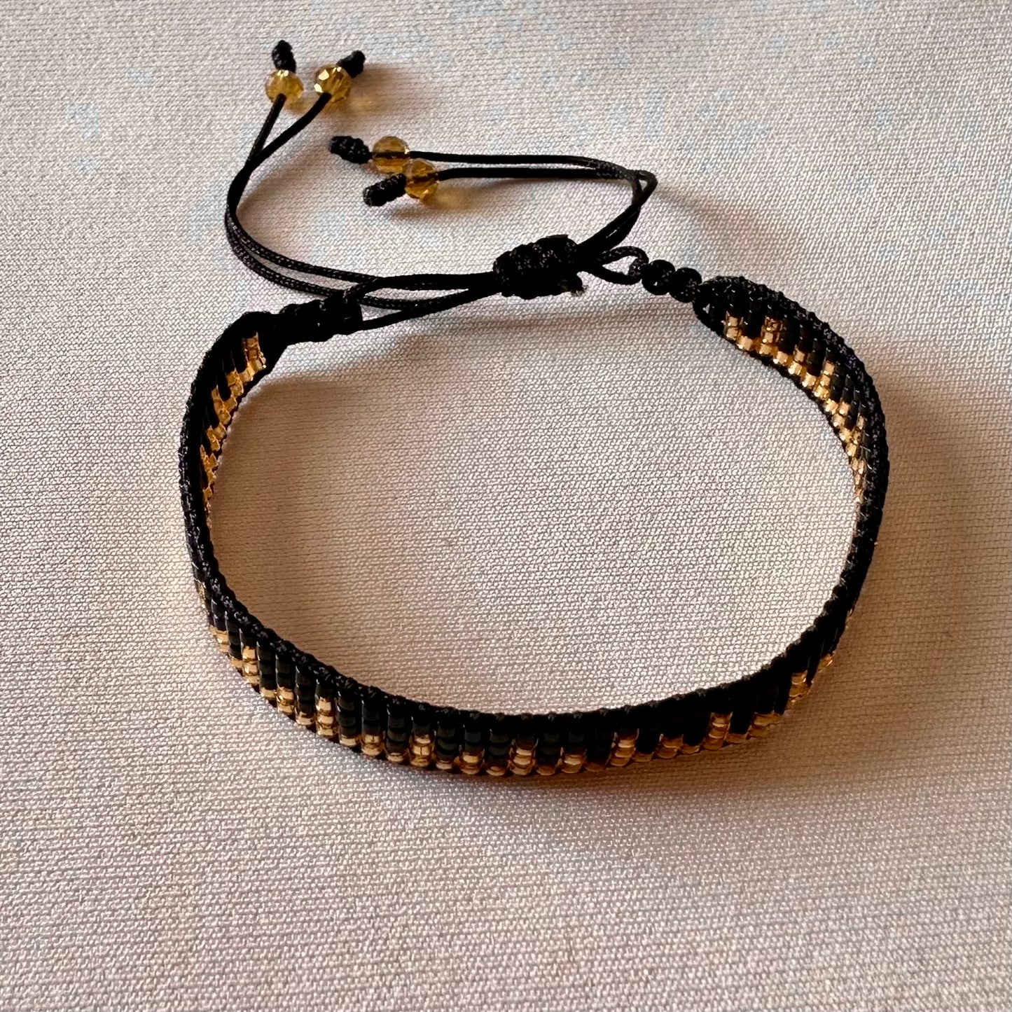 PULSERA REGLA NEGRA CON DORADO