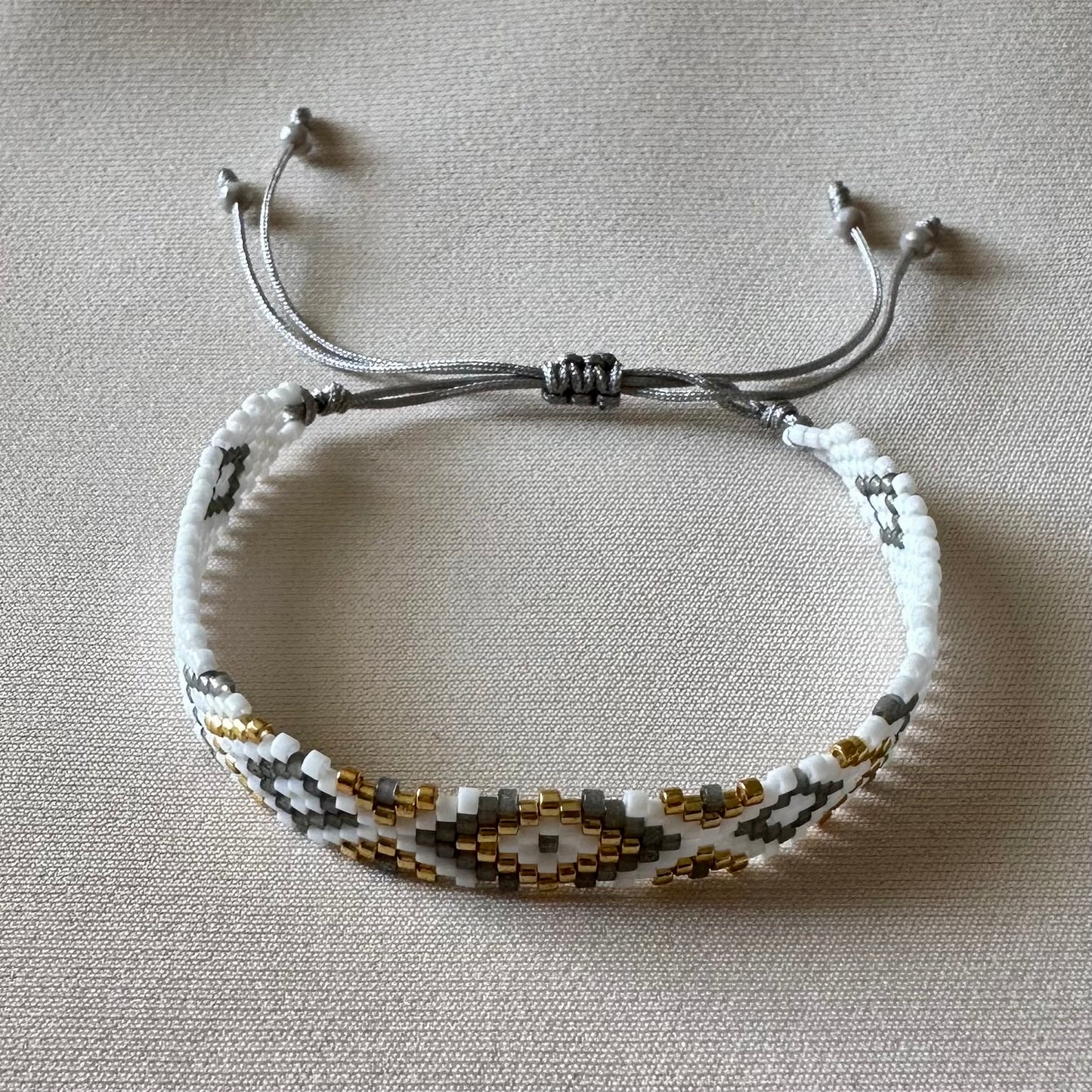 PULSERA PLOMO, PLATA Y BLANCO