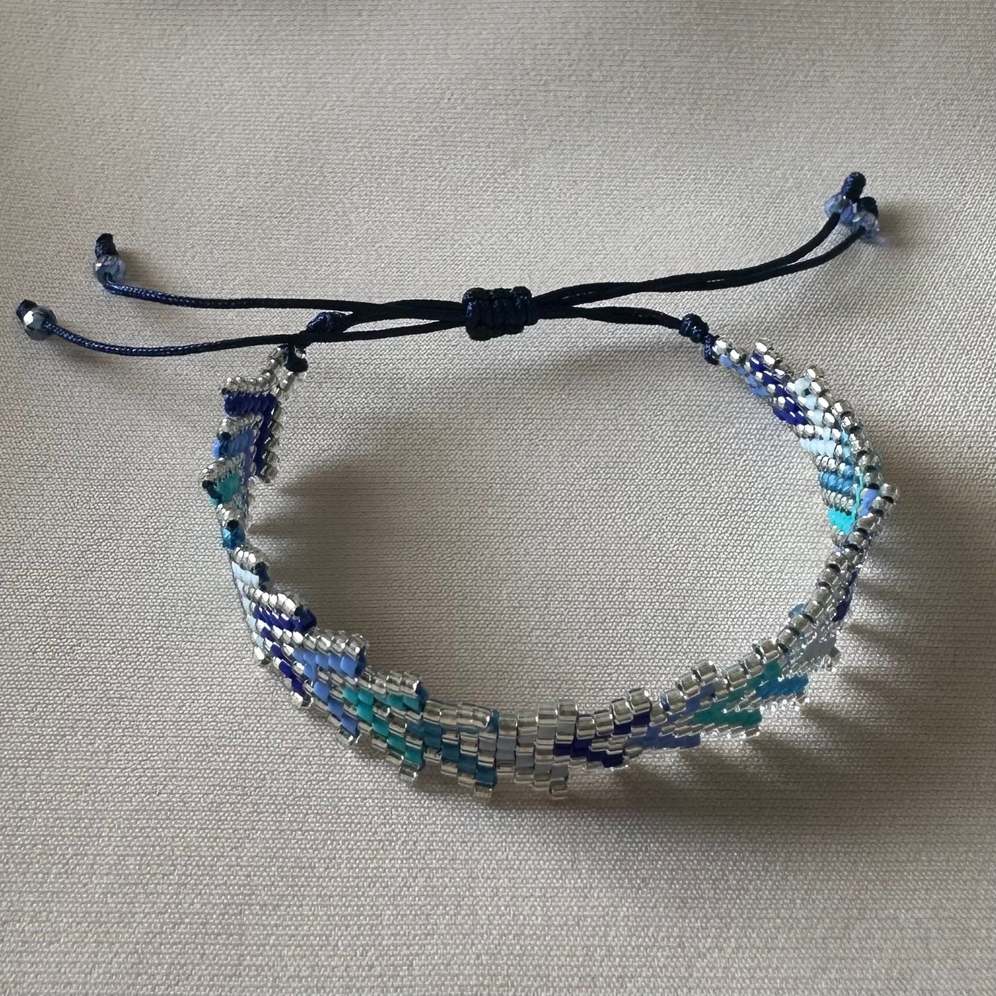 PULSERA TRIÁNGULOS AZULES CON PLATEADO